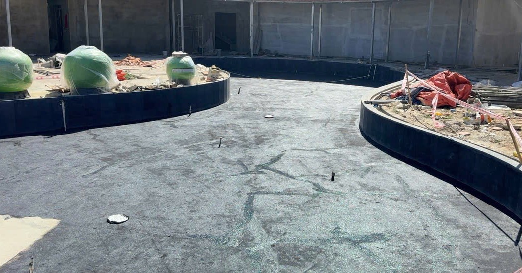 Lớp chống thấm epoxy đen ANTECH COAT EPS-2K hoàn thiện trong bể cá koi ngoài trời