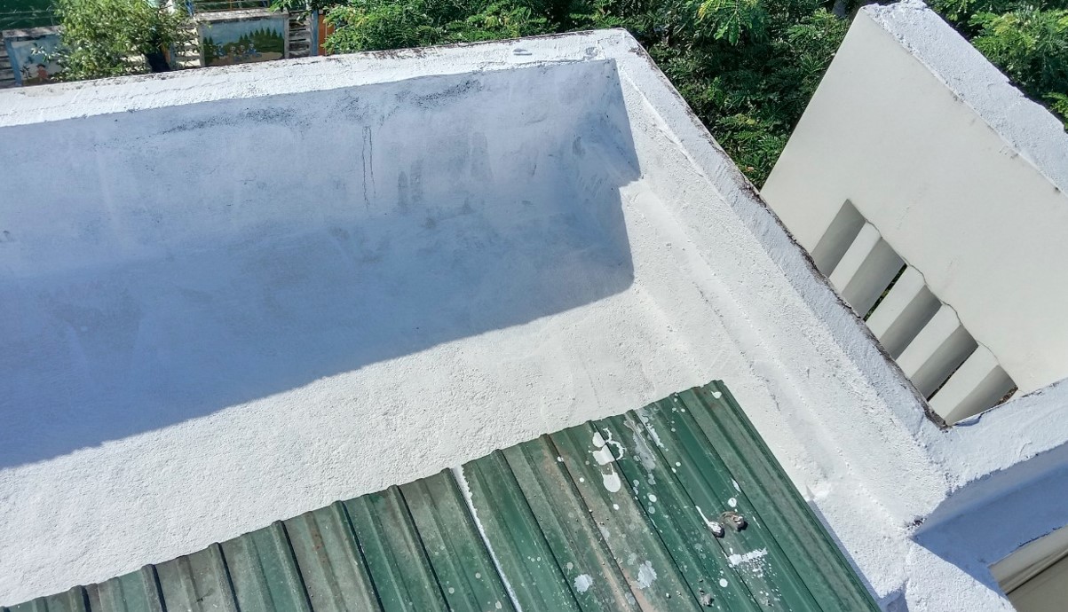 Thi công Neoproof PU Fiber chống thấm cục bộ quanh sàn mái và hệ thống thoát nước mái nhà