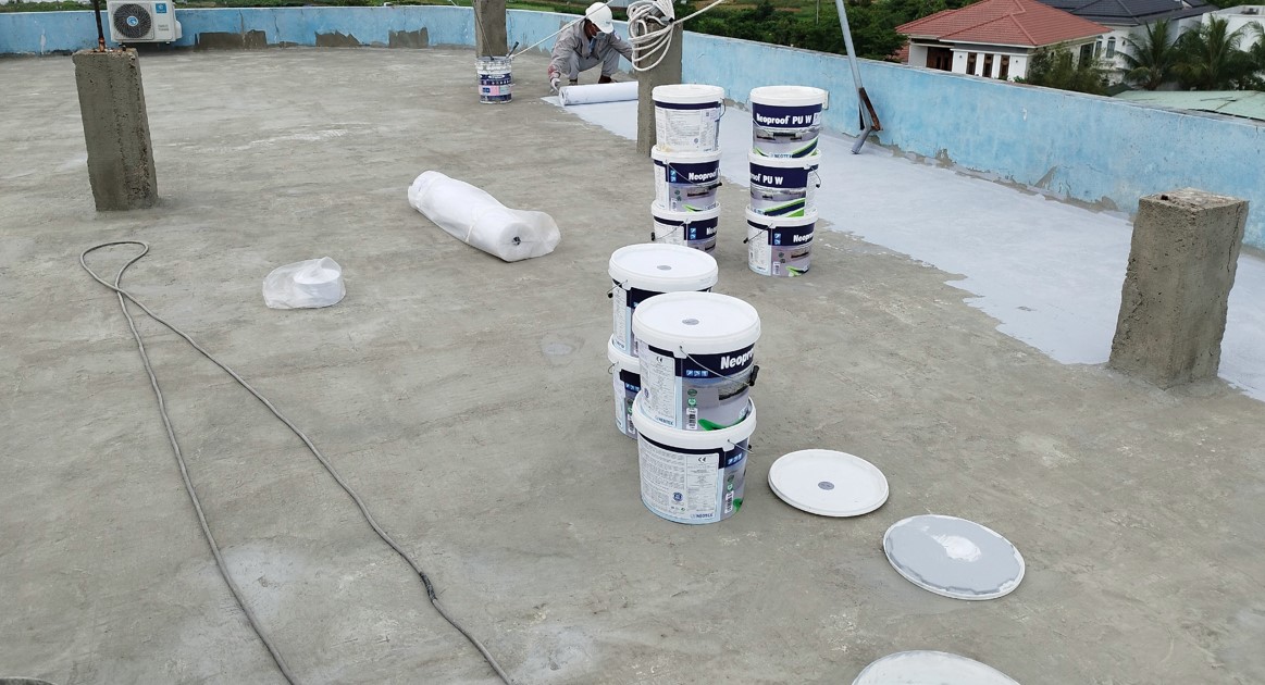 Thi công chống thấm mái bê tông bằng Neoproof PU W, màng chống thấm hệ nước có độ giãn dài cao