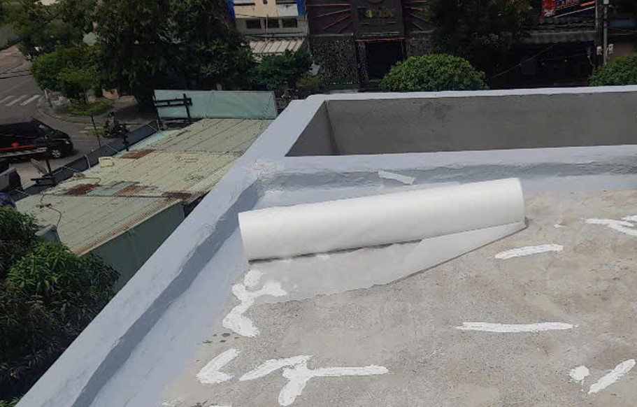 Thi công màng gia cường chống thấm không dệt lên lớp phủ lỏng còn ướt tại các vị trí chi tiết