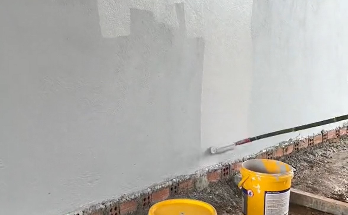 Bề mặt tường đã thi công lớp chống thấm bằng Sika RainTite