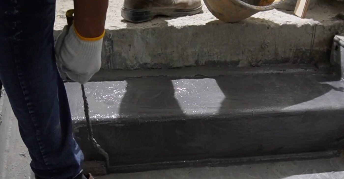 Cọ quét lớp kết nối Sikadur 732 lên bề mặt trước khi đổ bê tông mới