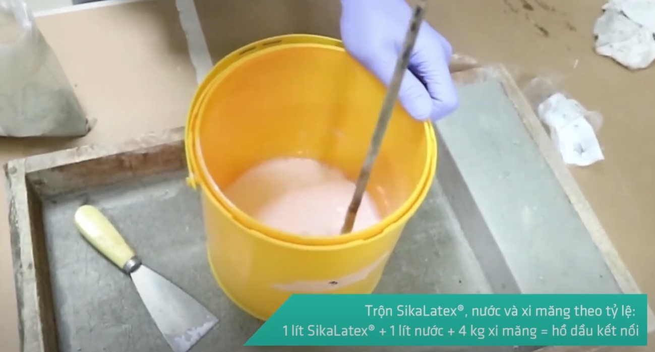 Vữa kết nối trộn Sika Latex TH và xi măng phủ lên bề mặt sàn