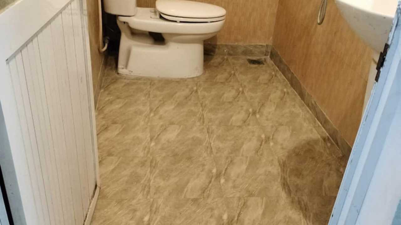 5 Lý Do Nên Lột Gạch Khi Nhà Vệ Sinh Bị Thấm Và Hướng Dẫn Xử Lý Hiệu Quả