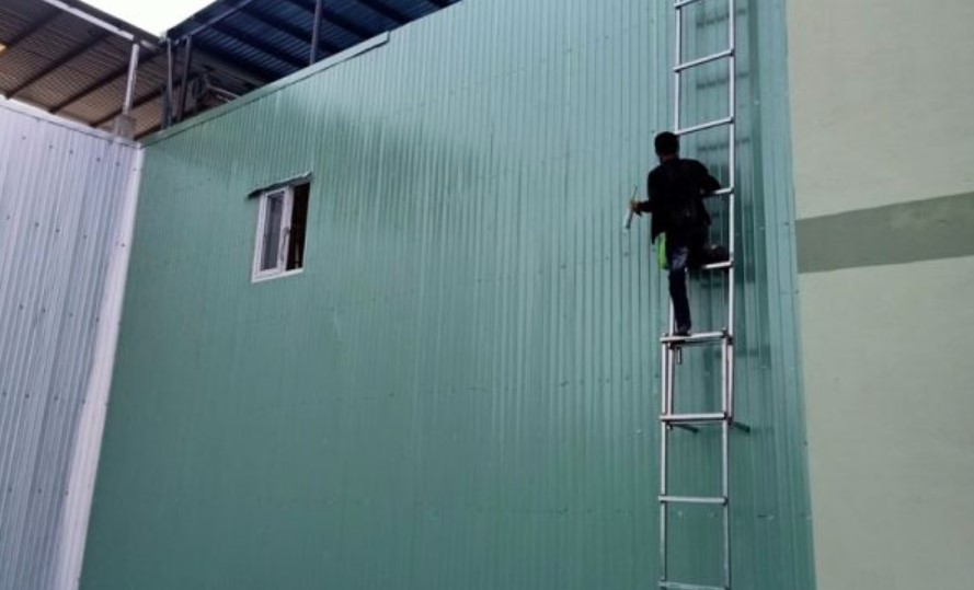 Hình ảnh thi công chống thấm tường bằng mái tôn