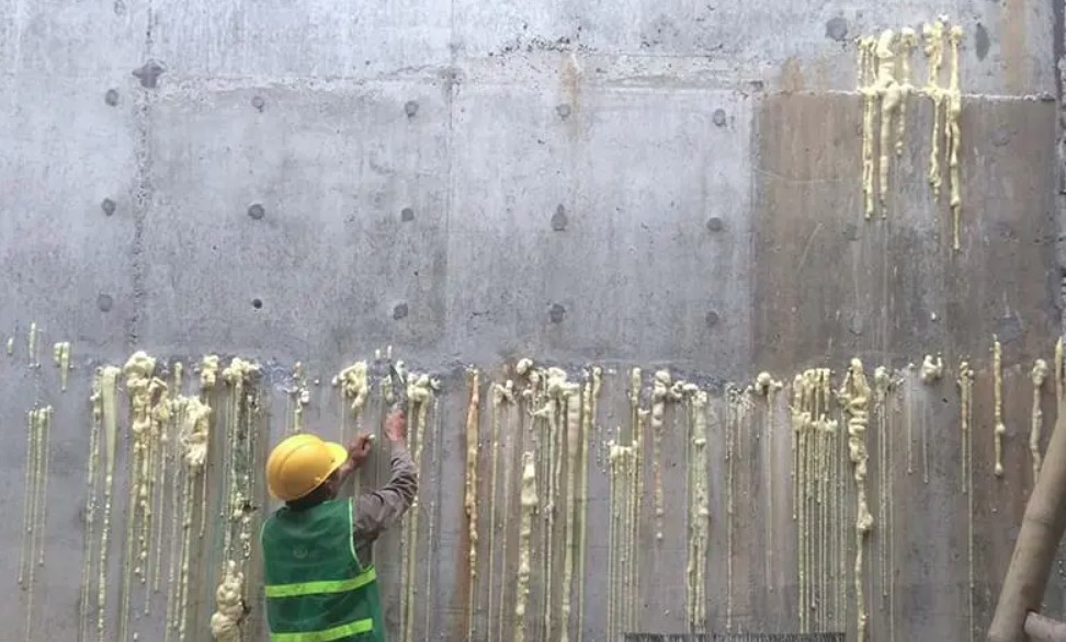 Xử lý vết nứt lớn trên tường bằng bơm foam Polyurethane