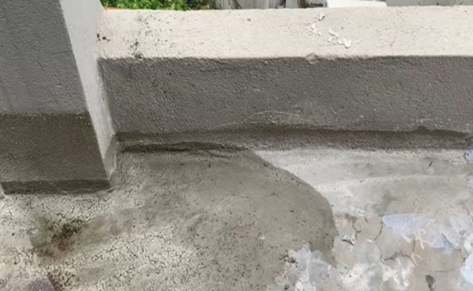 chân tường bị nứt dẫn đến thấm dột