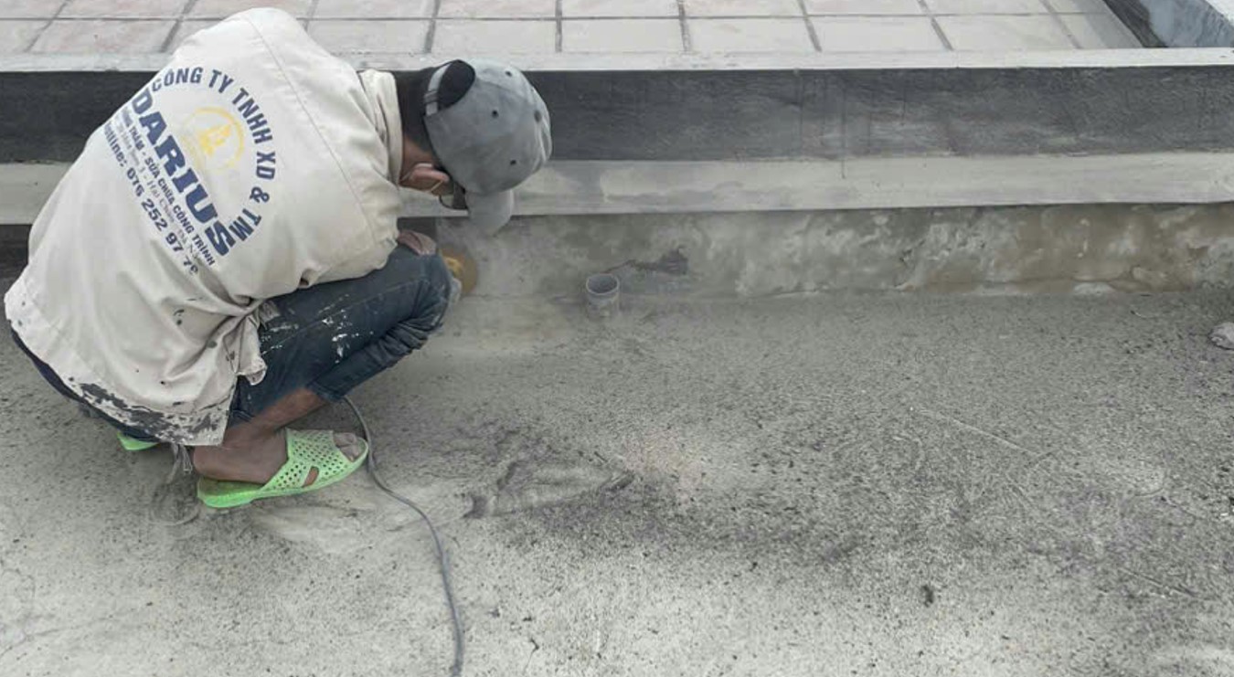 làm sạch trước khi chống thấm sân thượng cũ