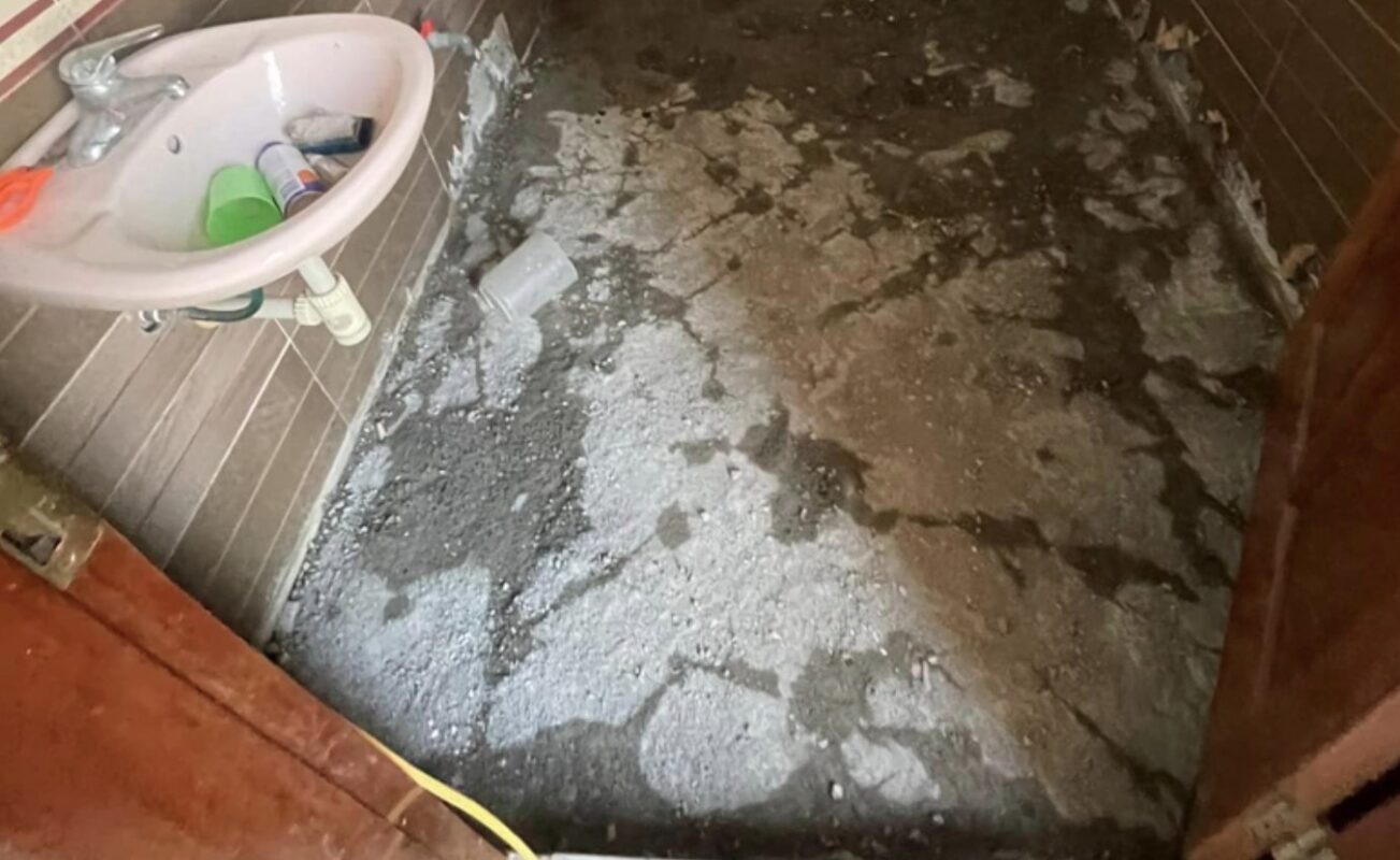 quá trình lột gạch sàn nhà vệ sinh bị thấm