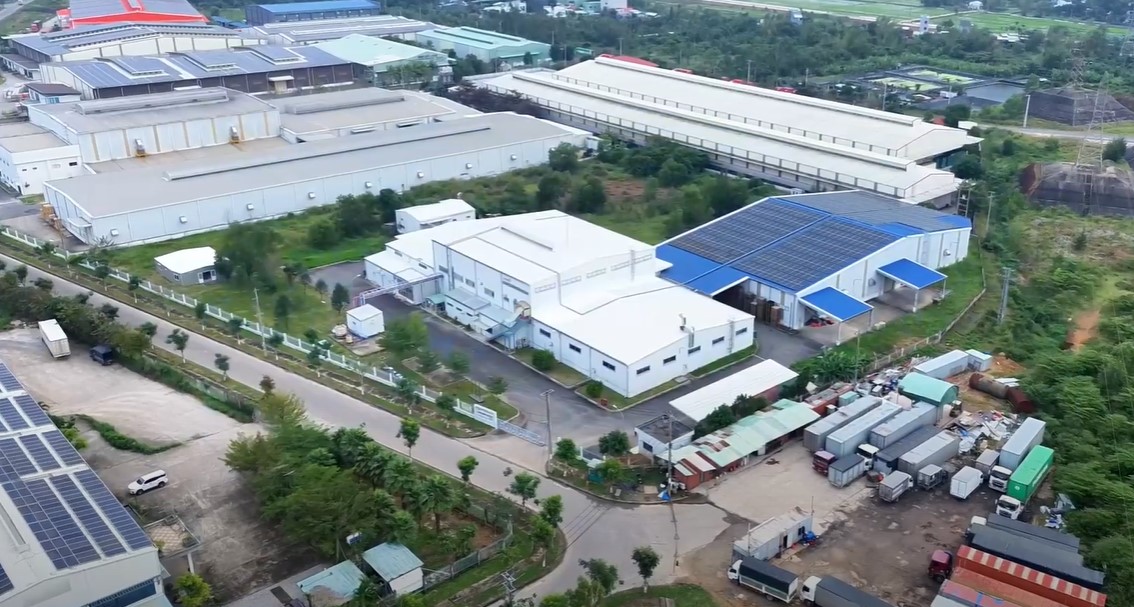 thi công chống nóng mái tôn cho nhà máy anviet kcn hòa cầm đà nẵng