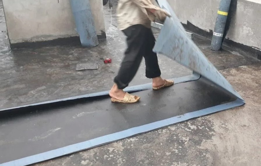thi công màng tự dính trên chân tường lát gạch