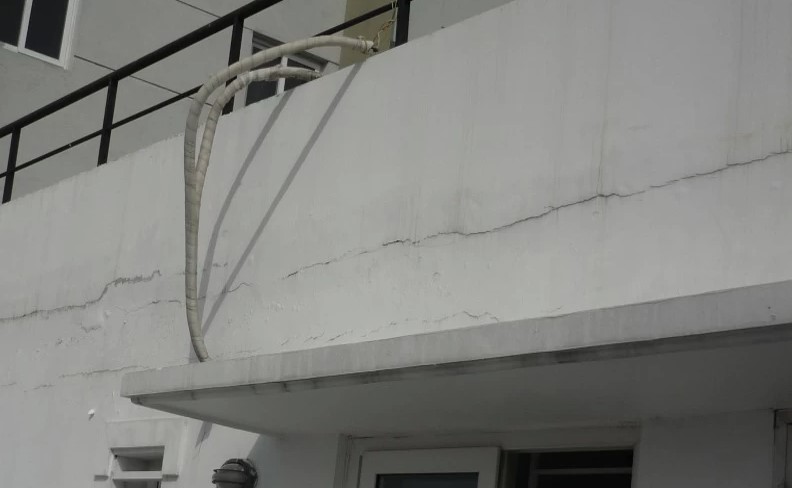 vết nứt chân tường sân thượng