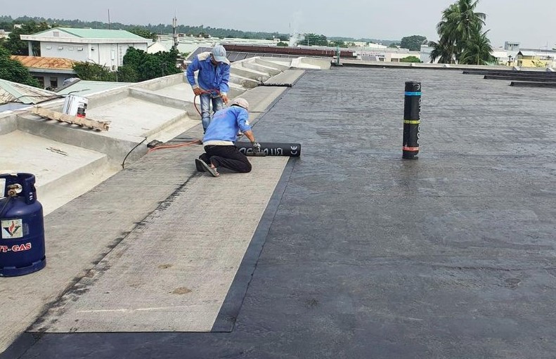 xử lý chống thấm chân tường sân thượng bằng màng PU
